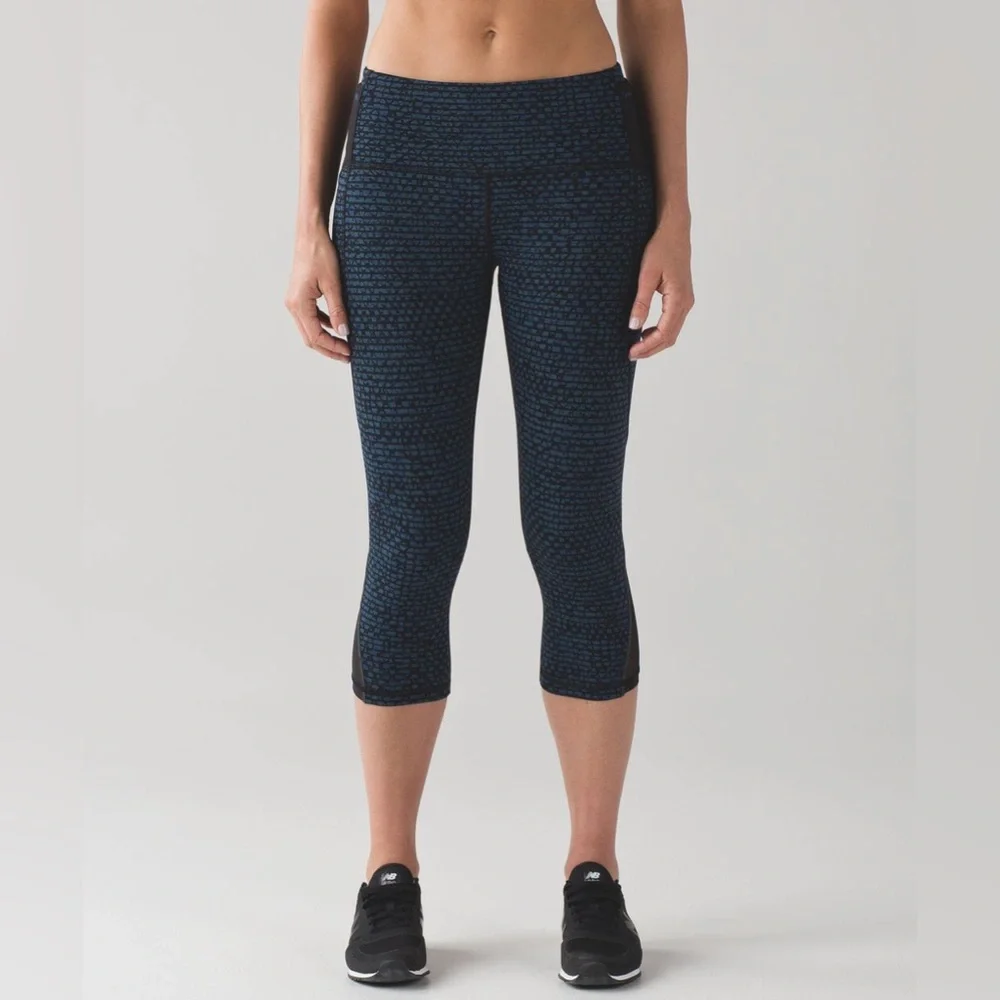 Lululemon Free Runner Crop (19")
Shatter Weave Desert Teal Alberta Lake Legging - Picture 2 of 10